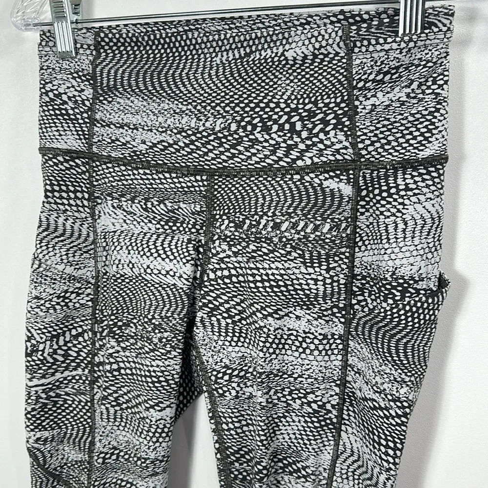 Lululemon Grey And White Snakeskin Print Crop leggings size 6.